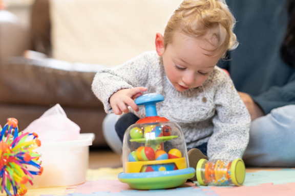 Kleindkind spielt mit einem Motorikspielzeug
