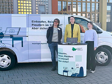 Ministerin Katharina Schenk und das Team vom Digitalen Engel stehen vor dem Einsatzmobil